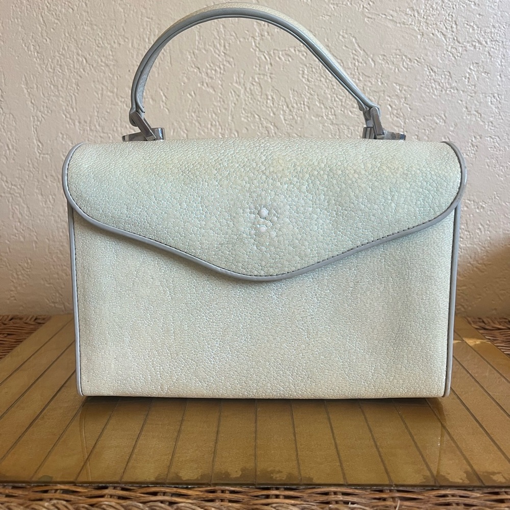 VTG pale yellow green with gray piping made in Italy stingray bag purse☀️